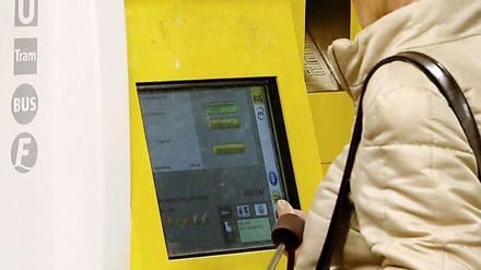 Bei den Berliner Verkehrsunternehmen sollen die Preise steigen - das könnte aber am BVG-Tarifkonflikt scheitern.