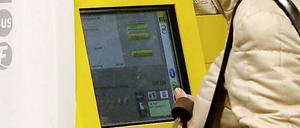 Bei den Berliner Verkehrsunternehmen sollen die Preise steigen - das könnte aber am BVG-Tarifkonflikt scheitern.