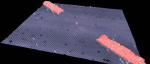 Ein Nanotransistor. Die Mikroskopaufnahme zeigt das Phosphoratom (rot) sowie die elektrischen Kontakte, ebenfalls in Rot. 