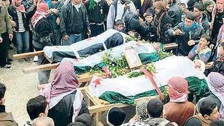 Quellenfrage. Dieses dpa-Foto vom 9. Februar zeigt die Prozession für getötete Aufständische in der syrischen Stadt Idlib. Die Agentur verweist darauf, dass ihr das Foto zugespielt wurde und sie daher das exakte Datum und die exakte Quelle nicht bestätigen kann. Foto: dpa