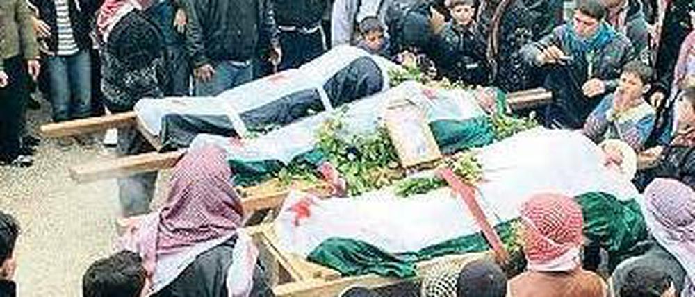 Quellenfrage. Dieses dpa-Foto vom 9. Februar zeigt die Prozession für getötete Aufständische in der syrischen Stadt Idlib. Die Agentur verweist darauf, dass ihr das Foto zugespielt wurde und sie daher das exakte Datum und die exakte Quelle nicht bestätigen kann. Foto: dpa