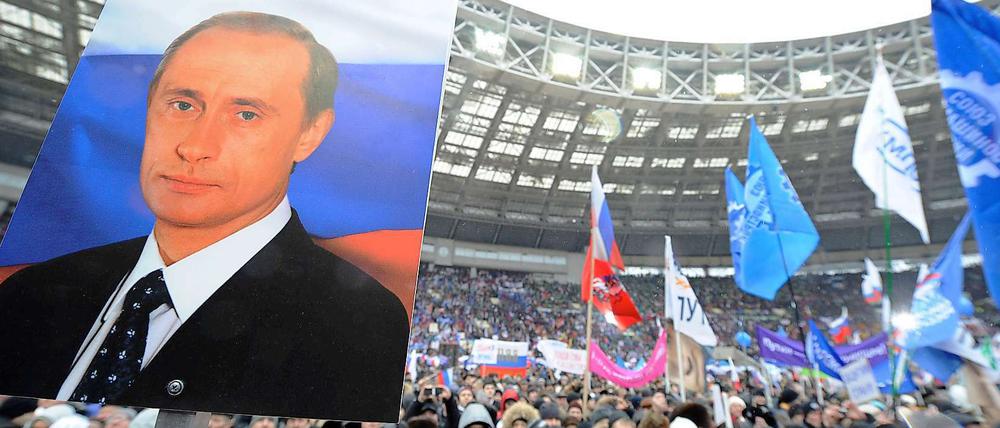 Das Luschniki-Stadion in Moskau platzt aus allen Nähten: Zehntausende Anhänger von Wladimir Putin sind zusammen gekommen. 