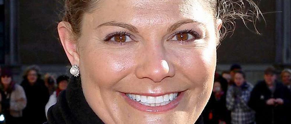 Prinzessin Victoria von Schweden freut sich in Stockholm über eine Rose, die sie zu ihrem Namenstag geschenkt bekam.