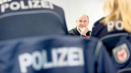 Dietmar Woidke (SPD), Innenminister seit Oktober 2010, startet eine neue Überprüfungswelle für Beamte – weil es endlich eine gesetzliche Grundlage gibt. Foto: dapd