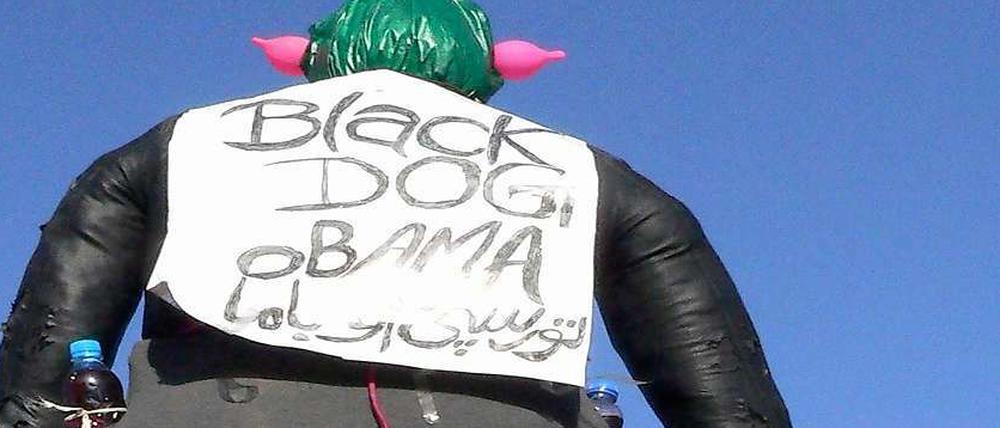 Afghanische Demonstranten halten eine Puppe Obamas in die Höhe.