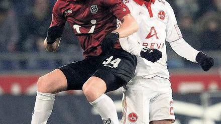 Ohne Durchblick. Hannovers Konstantin Rausch (links) und Daniel Didavi. Foto: dpa