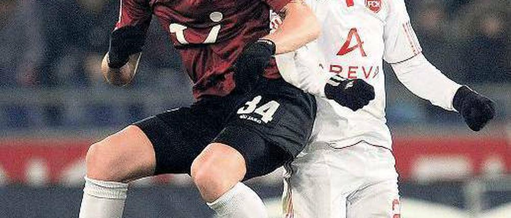 Ohne Durchblick. Hannovers Konstantin Rausch (links) und Daniel Didavi. Foto: dpa
