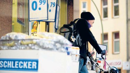 Markt auf der Kippe. Die größte deutsche Drogeriekette Schlecker muss Insolvenz anmelden. Das Unternehmen erhofft sich davon eine Gesundung. Von einer Pleite wären in Berlin etwa 900 Angestellte und unzählige Kunden betroffen.