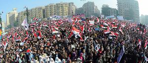 Tausende Menschen sammeln sich auf dem Tahrir-Platz.