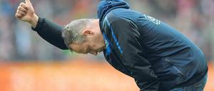 Kopf unten, Daumen hoch. Freiburgs neuer Trainer Christian Streich musste lange leiden, ehe seiner Mannschaft das erlösende 1:0 gelang.