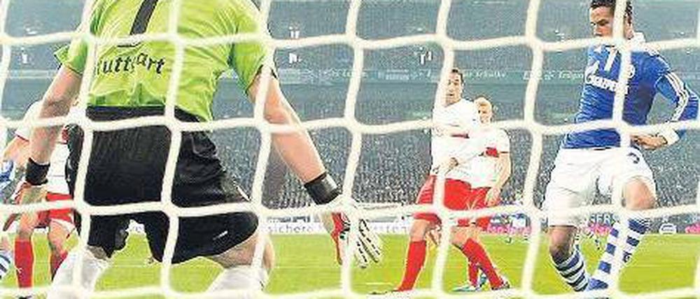 Blitzstart in die Rückrunde. Joel Matip (r.) traf schon in der dritten Minute aus kurzer Distanz zum 1:0 für Schalke. Foto: Reuters