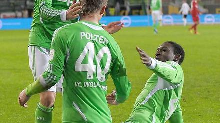 Vorlagengeber Christian Träsch (o.) und Neuzugang Giovanni Sio (r.) gratulieren dem Torschützen Sebastian Polter zu seinem entscheidenden Treffer.