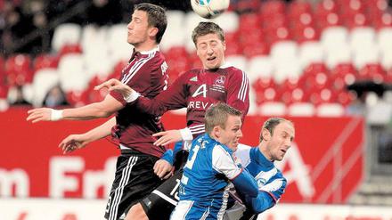 Fast unter der Gürtellinie. Die Berliner, hier Christian Lell (links) und Roman Hubnik, waren gegen Nürnberg nur selten auf der Höhe. Foto: dpa