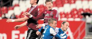 Fast unter der Gürtellinie. Die Berliner, hier Christian Lell (links) und Roman Hubnik, waren gegen Nürnberg nur selten auf der Höhe. Foto: dpa