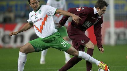 Der Bremer Torjäger Claudio Pizarro (l.) im Zweikampf mit Konstantinos Fortounis (r.) vom 1. FC Kaiserslautern.