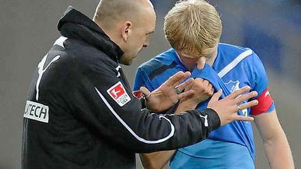  Holger Stanislawski erklärt seinem Kapitän Andreas Beck seine Vorstellungen. Trotzdem gelang es den Hoffenheimern nicht, ein Tor zu erzielen.