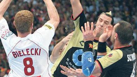 Seit fünf Jahren ein Klassiker. Im WM-Finale 2007 gewann Deutschland gegen Polen. Pascal Hens (Mitte) ist einer der wenigen Spieler von damals, die heute noch dabei sind.Foto: dpa
