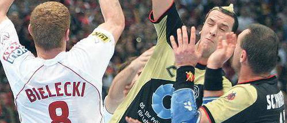 Seit fünf Jahren ein Klassiker. Im WM-Finale 2007 gewann Deutschland gegen Polen. Pascal Hens (Mitte) ist einer der wenigen Spieler von damals, die heute noch dabei sind.Foto: dpa
