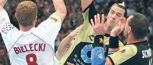 Seit fünf Jahren ein Klassiker. Im WM-Finale 2007 gewann Deutschland gegen Polen. Pascal Hens (Mitte) ist einer der wenigen Spieler von damals, die heute noch dabei sind.Foto: dpa