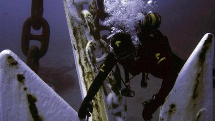 Die Taucher leisten im Einsatz um die Opfer des Schiffunglücks traurige Arbeit.