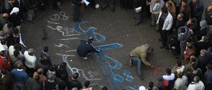Auf dem Tahrirplatz in Kairo gedenken die Menschen den Opfern der Revolution.