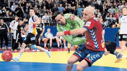 Auch der darf nicht rein. Silvio Heinevetter lenkt weit vor seinem Tor den Wurf von Ivan Nikcevic entscheidend ab. Foto: dapd