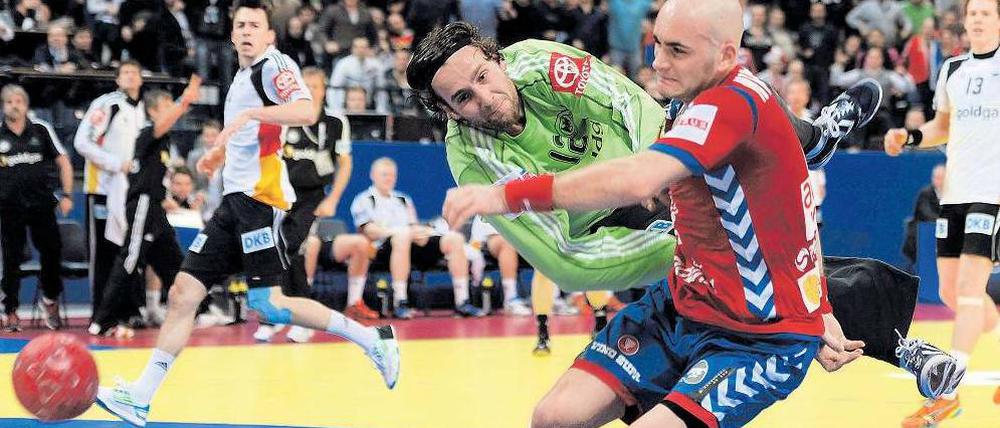 Auch der darf nicht rein. Silvio Heinevetter lenkt weit vor seinem Tor den Wurf von Ivan Nikcevic entscheidend ab. Foto: dapd