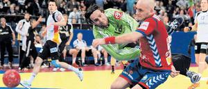 Auch der darf nicht rein. Silvio Heinevetter lenkt weit vor seinem Tor den Wurf von Ivan Nikcevic entscheidend ab. Foto: dapd