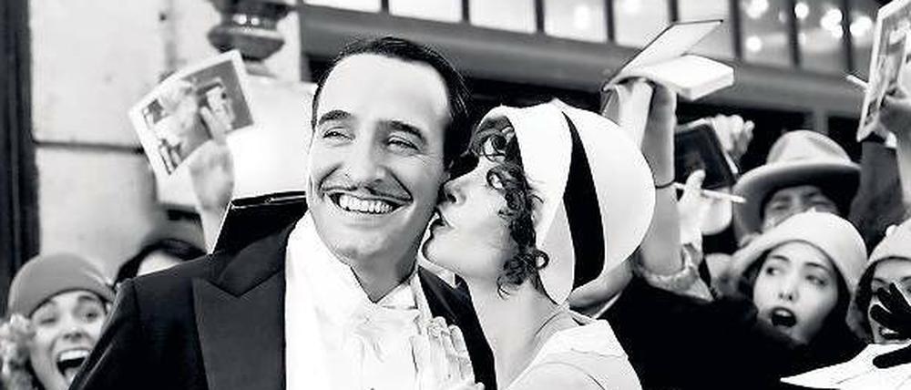 Ein Star, ein Fan. Gerade hat die Autogrammjägerin Peppy (Bérénice Bejo) die Absperrung durchbrochen, da überrascht sie schon ihr Idol George Valentin (Jean Dujardin) mit einem Kuss. Und wird dadurch selber über Nacht berühmt.