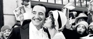 Ein Star, ein Fan. Gerade hat die Autogrammjägerin Peppy (Bérénice Bejo) die Absperrung durchbrochen, da überrascht sie schon ihr Idol George Valentin (Jean Dujardin) mit einem Kuss. Und wird dadurch selber über Nacht berühmt. 