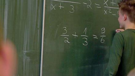 Schüler im Mathematikunterricht. Die Matheprüfungen beim Mittleren Schulabschluss sind in Berlin schwach ausgefallen.
