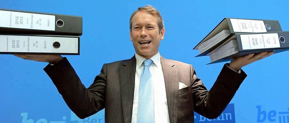 Berlins Finanzsenator Ulrich Nußbaum musste viele Akten wälzen: Der Senat hat den Entwurf des Doppelhaushalts 2012/13 beschlossen. 