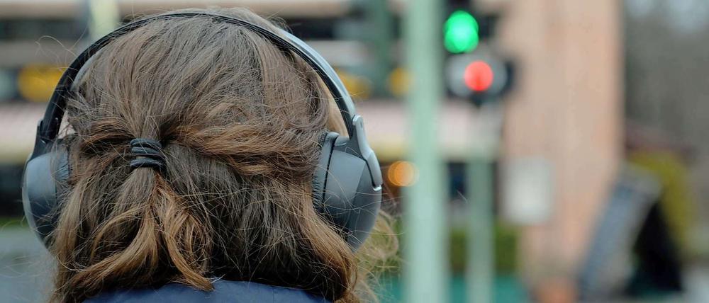 Abgelenkt: Verkehrsminister Ramsauer warnt vor Kopfhörern im Straßenverkehr.