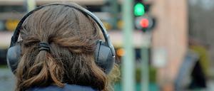 Abgelenkt: Verkehrsminister Ramsauer warnt vor Kopfhörern im Straßenverkehr.