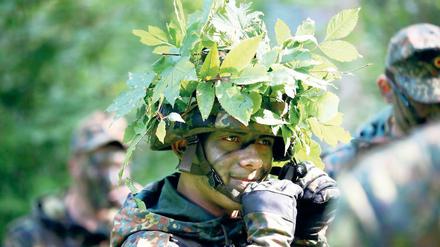 Junger Soldat in Tarnkleidung.