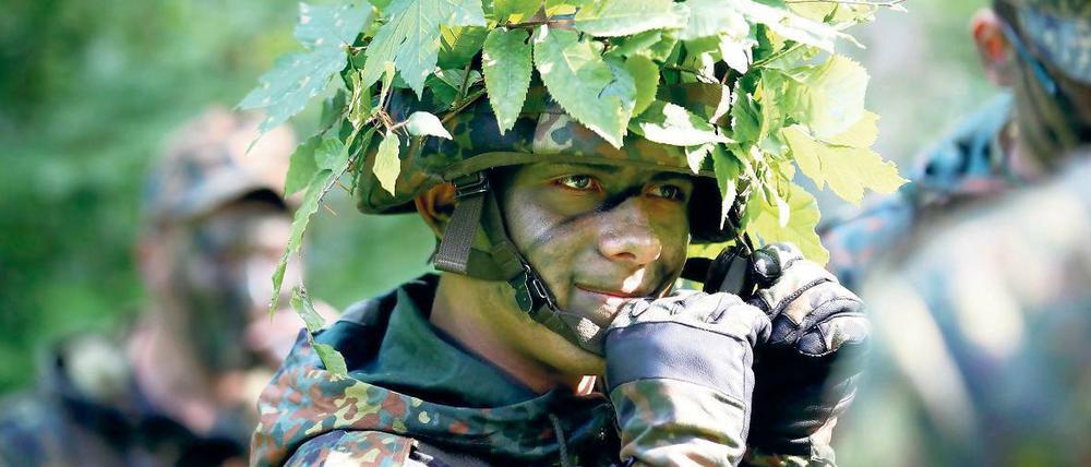 Junger Soldat in Tarnkleidung.