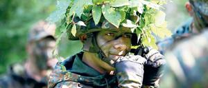 Junger Soldat in Tarnkleidung.