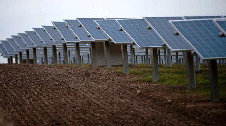  Die schwarzen Scheiben auf den Dächern gehören vielerorts schon zum Landschaftsbild. Doch Scheibe ist nicht gleich Scheibe: Solarkollektoren unterstützen durch das Einfangen der Sonnenenergie die Raumheizung oder das Erhitzen des Wassers. 