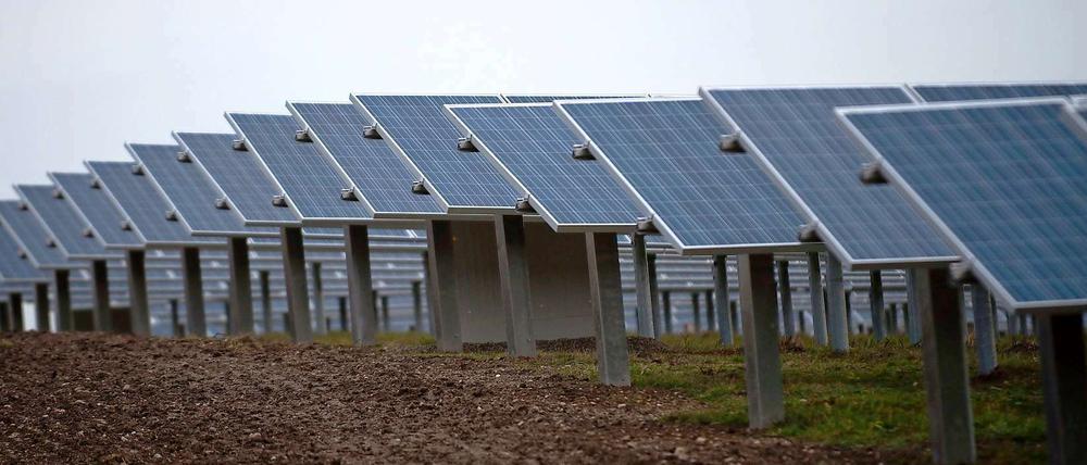  Die schwarzen Scheiben auf den Dächern gehören vielerorts schon zum Landschaftsbild. Doch Scheibe ist nicht gleich Scheibe: Solarkollektoren unterstützen durch das Einfangen der Sonnenenergie die Raumheizung oder das Erhitzen des Wassers. 