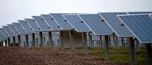  Die schwarzen Scheiben auf den Dächern gehören vielerorts schon zum Landschaftsbild. Doch Scheibe ist nicht gleich Scheibe: Solarkollektoren unterstützen durch das Einfangen der Sonnenenergie die Raumheizung oder das Erhitzen des Wassers. 