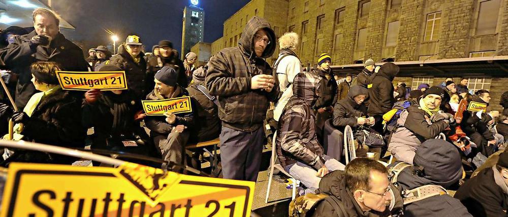 Gegner von "Stuttgart 21" bildeten in der Nacht zu Freitag Sitzblockaden.