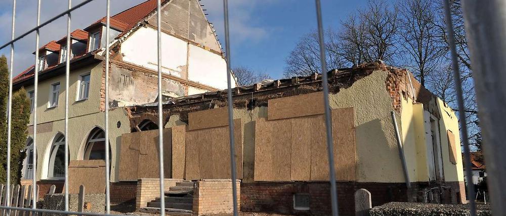 Seitdem das Haus des Neonazi-Trios in Zwickau explodiert sind tauchen immer mehr Hinweise auf das weit verzweigte Netzwerk der NSU auf. Die Ermittlungen zeichnen eine Chronik des Versagens von Bundes- und Länderbehörden nach. 