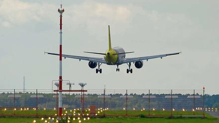 Ein Flugzeug im Landeanflug auf Schönefeld.