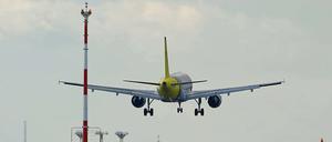 Ein Flugzeug im Landeanflug auf Schönefeld.