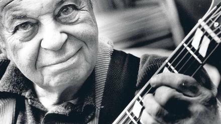 Davongekommen. Coco Schumann überlebte Auschwitz und tritt bis heute als Jazzgitarrist auf. Foto: Martin Lengemann/Ullstein Bild