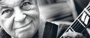 Davongekommen. Coco Schumann überlebte Auschwitz und tritt bis heute als Jazzgitarrist auf. Foto: Martin Lengemann/Ullstein Bild