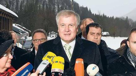 Sprechstunde. Bayerns Ministerpräsident Horst Seehofer am Mittwoch in Wildbad Kreuth bei seiner Ankunft zur Klausurtagung der CSU-Landesgruppe. 