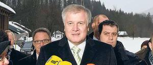 Sprechstunde. Bayerns Ministerpräsident Horst Seehofer am Mittwoch in Wildbad Kreuth bei seiner Ankunft zur Klausurtagung der CSU-Landesgruppe. 