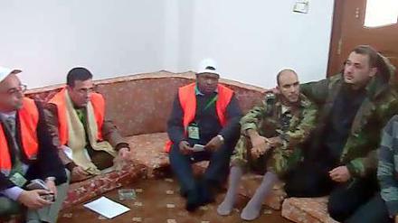 Beobachter der Arabischen Liga (li.) treffen Oppositionelle in Homs.