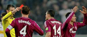 Die Rote Karte erhielt Jermaine Jones (r.) für ein anderes Vergehen im Pokalspiel bei Borussia Mönchengladbach.